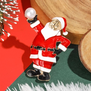 Broche Père Noël festive en émail rouge avec une perle blanche sur un décor de fête joyeux