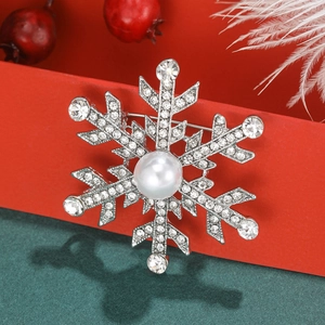 Élégante broche flocon de neige avec perles et strass sur fond de fête hivernale