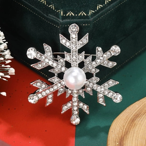 Broche flocon de neige argentée avec perle centrale et strass brillants pour costume