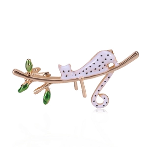 Broche Chat Peinte Mignonne pour Femmes Épinglette en Alliage de Dessin Animé Japonais avec Strass Branche Dorée Feuille Verte Bijoux de Mode