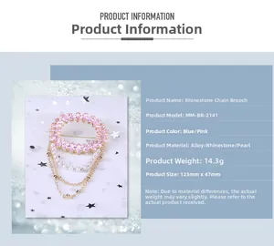 Vue détaillée d'une broche en cristal rose avec chaînes de perles et alliage doré