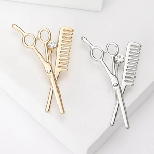 Creative Alloy Scissors And Comb Brooch For Hairstylist Barber Professional Tools Rhinestone Lapel Pin Fashion Clothing Accessory