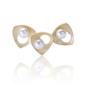 Elegant Alloy Brushed Gold Brooch With White Imitation Freshwater Pearls Vintage Geometric Breastpin For Women Fashion Accessory
