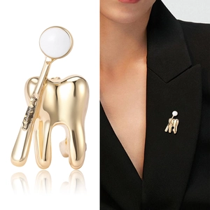 Broche dentaire créative en or avec dent et miroir pour les professionnels de la santé
