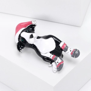 Detail einer Weihnachts-Hundebrosche mit roter Weihnachtsmütze und Strass auf Podesten