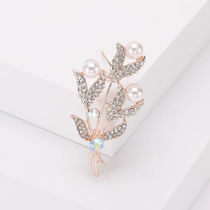 Élégante broche feuille en or rose avec perles blanches et strass brillants pour costumes