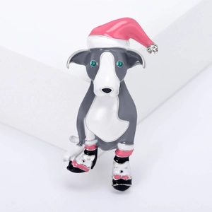 Detail der Weihnachts-Hundebrosche mit rosa Hut und Strass auf weißem Displayblock