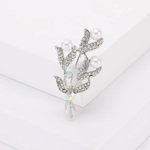 Broche élégante en forme de feuille avec perles blanches et strass sur placage argent
