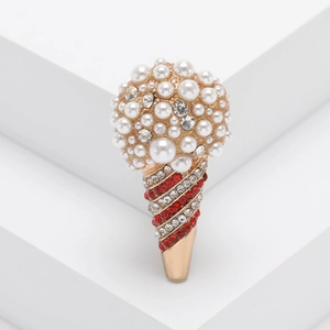Spilla creativa a forma di cono gelato con perle e diamanti su sfondo bianco pulito