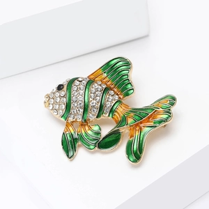Détail de la broche poisson en émail avec strass blancs sur support géométrique