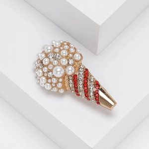 Spilla chic a forma di cono gelato con perle bianche e strass scintillanti su base oro