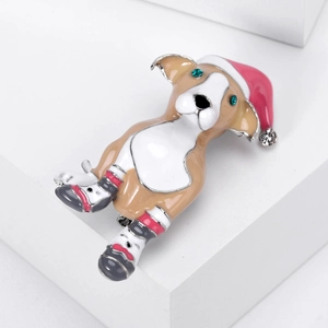 Details der Weihnachts-Hunde-Emaille-Brosche mit rotem Strass-Hut und Socken