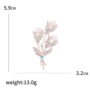 Élégante broche fleur en or rose avec perles blanches et strass 5,9cm x 3,2cm
