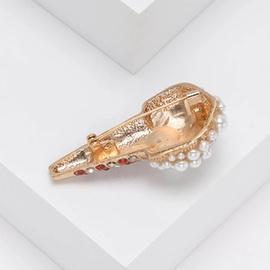 Spilla elegante a forma di cono gelato dorato con perle e strass su sfondo bianco