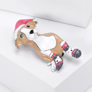 Detailansicht der Emaille Hundebrosche mit rosa Weihnachtsmütze und Schlittschuhen