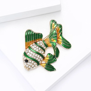 Détail de la broche poisson en émail avec dégradé jaune-vert et strass étincelants