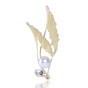 Elegant Angel Wings Artificial Pearl Brooch Matte Gold Alloy Rhinestone Feather Pin Fashion Breastpin Jewelry For Women Wedding Party