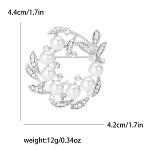 Élégante broche couronne de perles avec feuilles argentées et cristaux, 4,4 x 4,2 cm