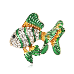 Broche poisson rouge dorée avec ailes en émail vibrant et cristaux scintillants