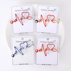 Détail des broches stéthoscope battement de coeur avec émail sur cartes de support