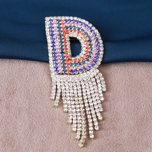 Spilla in Lega Moda Lettera D Arcobaleno Con Nappine in Strass Spilla Geometrica Colorata per Gioielli da Donna Festa Quotidiana Banchetto