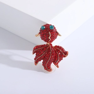 Élégante broche carpe koi rouge avec strass et placage à l'or sur support blanc épuré