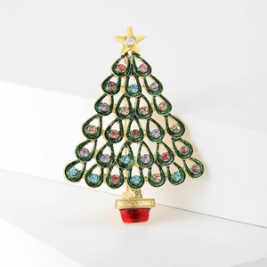 Detail einer Weihnachtsbaum-Brosche mit grünem Emaille, Goldlegierung und bunten Strasssteinen