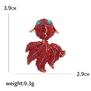 Élégante broche carpe koi avec strass rouges étincelants et monture dorée en alliage