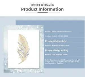 Détails de la broche plume en or mat avec dimensions 60x24mm et incrustations de strass