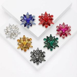 Vintage Alloy Crystal Flower Brooch For Women Elegant Rhinestone Snowflake Lapel Pin For Wedding Party Fashion Jewelry