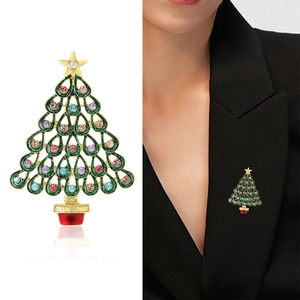 Modische Weihnachtsbaum Brosche mit bunten Steinen auf einem goldenen Legierungssockel
