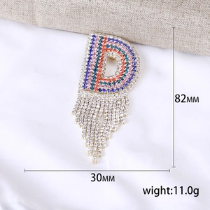 Spilla lettera D con strass arcobaleno, nappe luccicanti e base in metallo oro