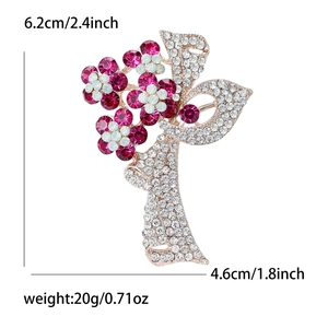 Vue détaillée de la broche fleur avec strass roses et dimensions 6,2 cm par 4,6 cm