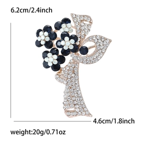 Broche fleur luxueuse en or rose avec pétales bleu marine et strass blancs étincelants