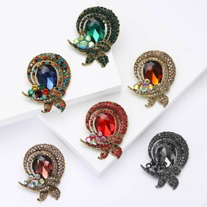 Vintage Luxurious Alloy Rhinestone Brooch For Women Baroque Glass Teardrop Gemstone Elegant Floral Lapel Pin Jewelry Accessory