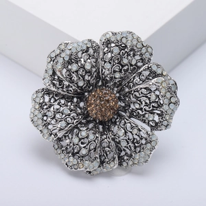 Vintage hollow flower brooch with silver metal texture and pearls for women
