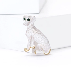 Spilla artistica in smalto a forma di levriero bianco e oro con pietre verdi