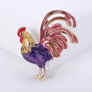 Détail d'une broche coq en émail coloré avec une épingle en métal doré de haute qualité