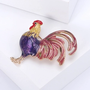 Détail de la broche coq avec finition en émail coloré et placage en alliage métallique