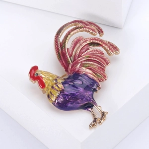 Détail de la broche coq en émail avec des lignes dorées et un dégradé de couleurs vives
