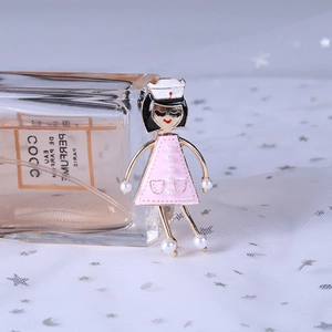 Dettaglio di una spilla da infermiera in smalto rosa con eleganti perle finte bianche