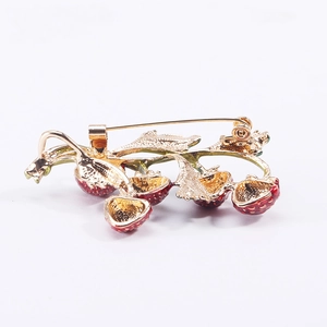 Broche fraise chic en alliage avec émail rouge et placage doré de haute qualité