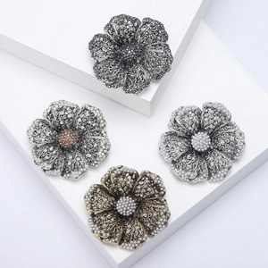 Vintage Hollow Flower Brooch Pin Alloy With Imitation Artificial Pearl Rhinestone Fashion Elegant Accessory For Women Coats Cardigans