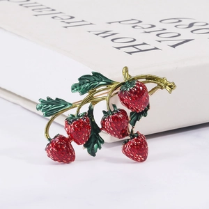 Broche fraise exquise avec baies en émail rouge et feuilles vertes sur branches dorées
