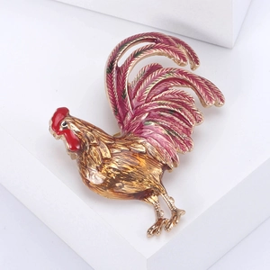 Détail de la broche coq avec plumes en émail coloré et textures métalliques fines
