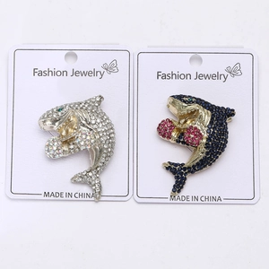 Détails de broches requin en argent et or ornées de strass étincelants multicolores