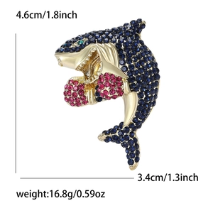 Dimensions de la broche requin : hauteur 4,6 cm et largeur 3,4 cm avec strass bleus et gants de boxe
