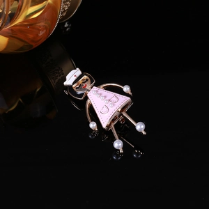 Dettaglio ravvicinato di una spilla da infermiera in smalto rosa con perle sintetiche