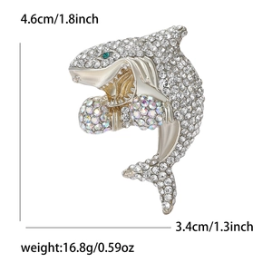 Détail de broche requin avec strass blancs et accents de gants de boxe colorés