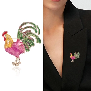 Broche de coq colorée en métal doré avec finition émail pour revers de veste
